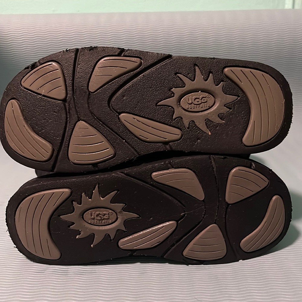 Ugg Size 7 - image 2